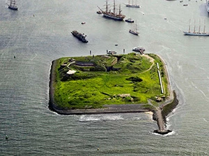 Forteiland Ijmuiden: bedrijfsuitje in het buitenland (voor de Nederlandse Kust)